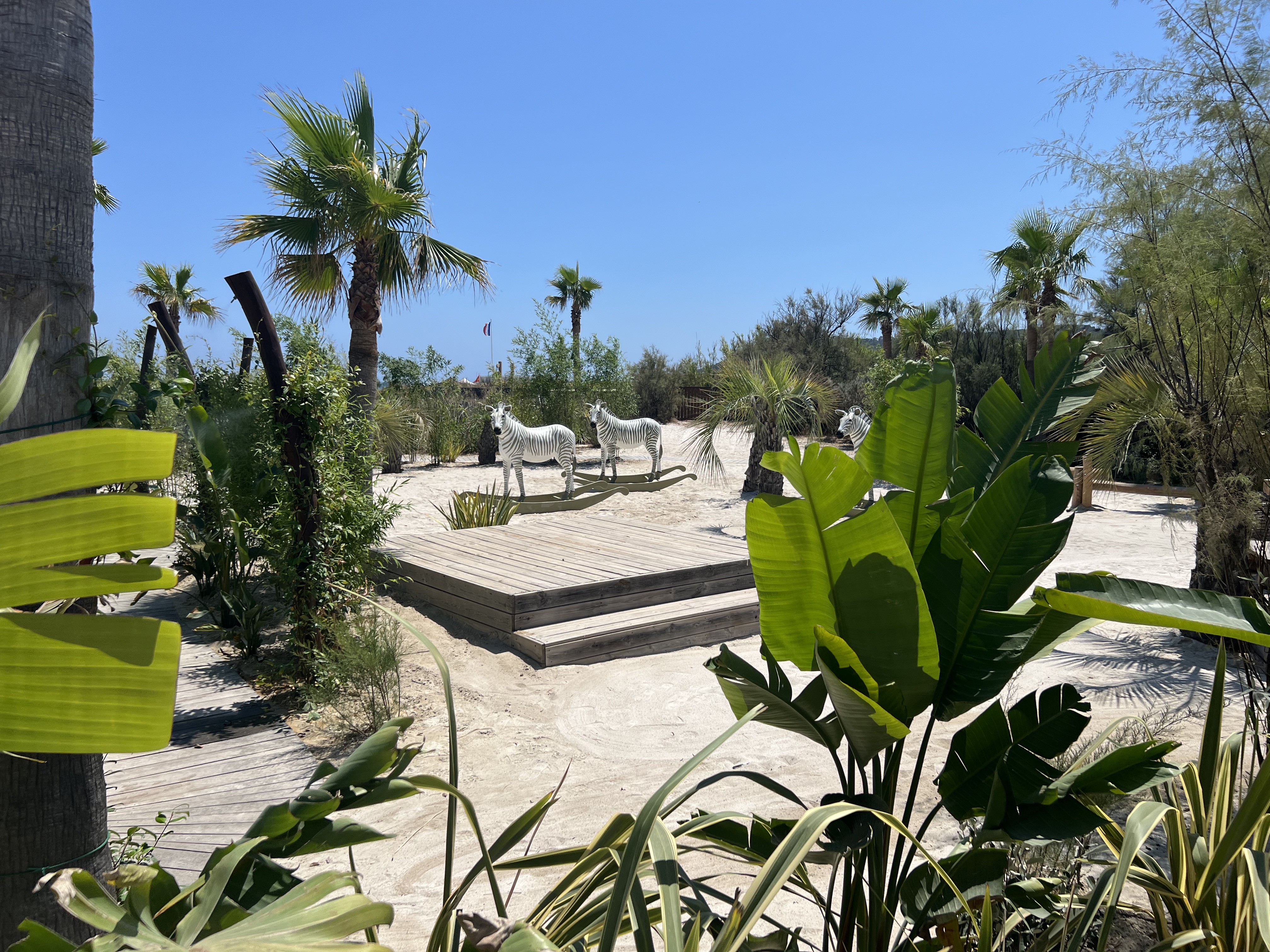 Décoration extérieure de la plage du Nikki Beach à St Tropez