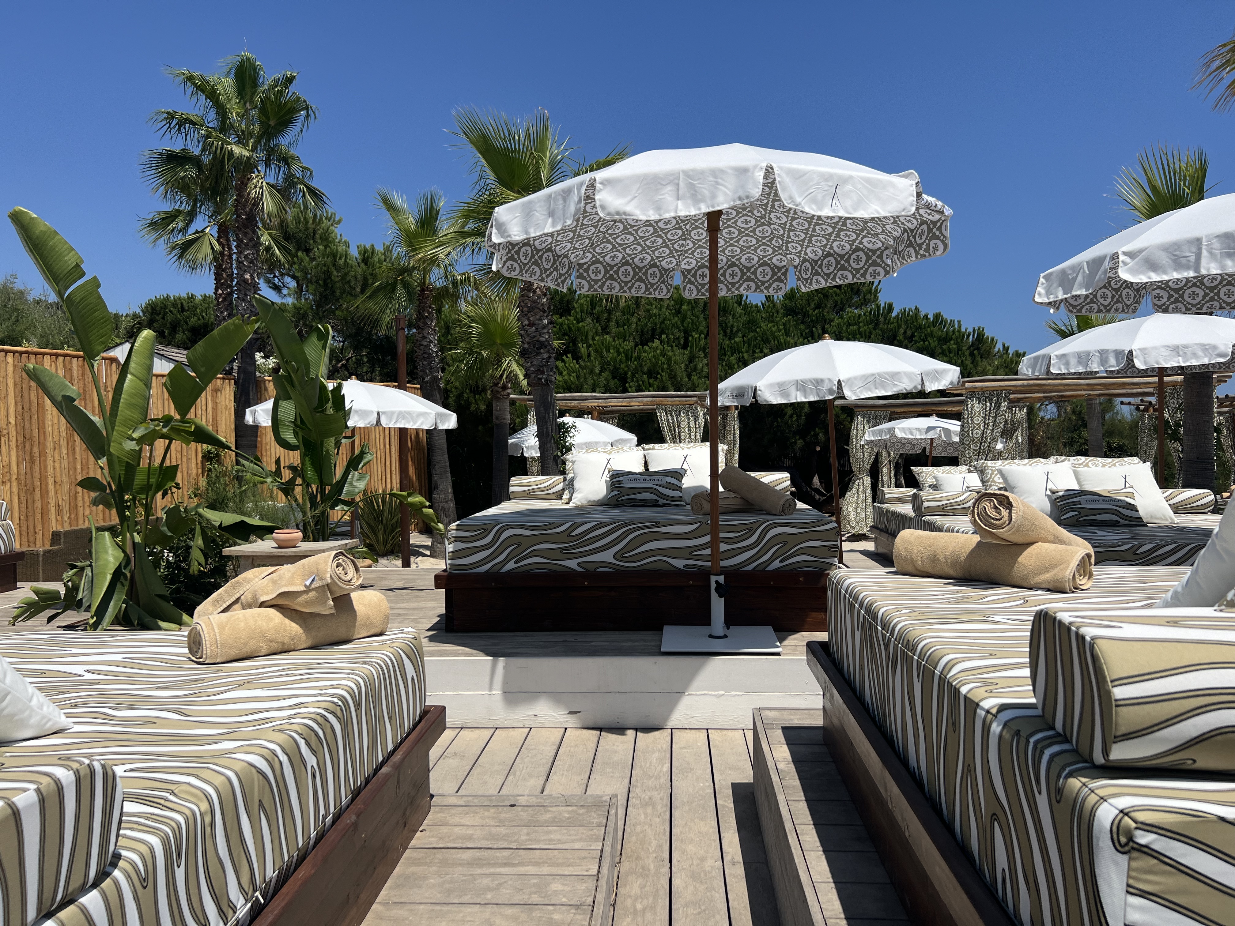 Décoration extérieure de la plage du Nikki Beach à St Tropez