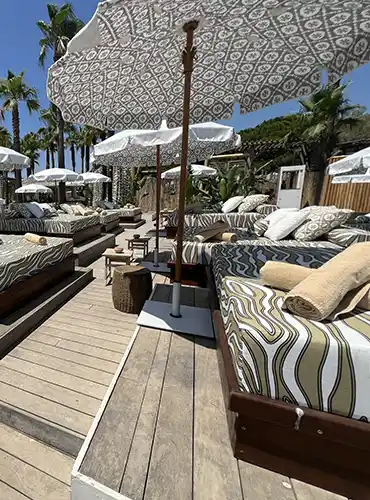 Décoration extérieure de la plage du Nikki Beach à St Tropez