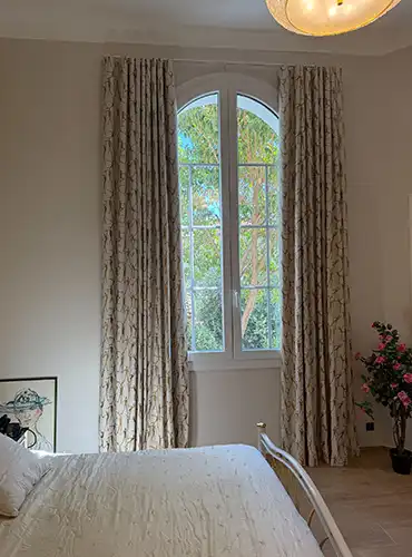 Confection de rideaux occultants dans une chambre de villa à Nice